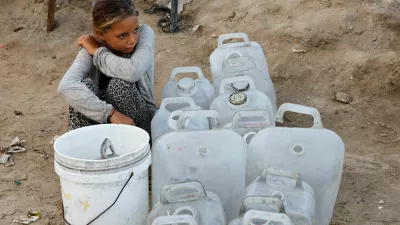 A displaced Palestinian girl waits to collect water after Hamas agreed to release hostages and accept some other terms in a U.S. plan to end the war, in the central Gaza Strip October 4, 2025. REUTERS/Mahmoud Issa