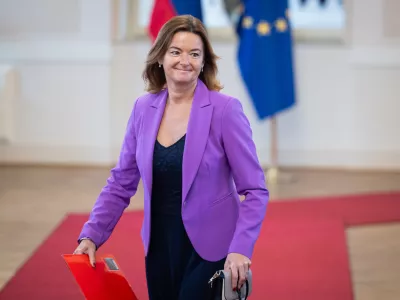 Ljubljana, predsedniska palaca.Predsednica republike Natasa Pirc Musar je vrocila drzavno odlikovanje medaljo za castno dejanje Tomu Potokarju za dolgoletno clovekoljubno in pozrtvovalno delo ter izjemno nesebicno pomoc poskodovanim in bolnim na kriznih in vojnih obmocjih v Gazi in drugje.Ministrica za zunanje in evropske zadeve Tanja Fajon.