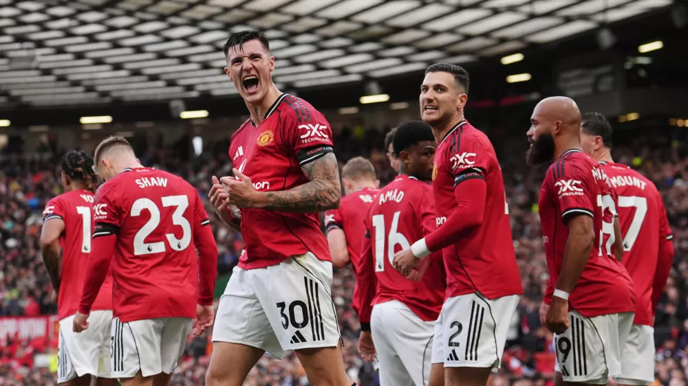 04 October 2025, United Kingdom, Manchester: Manchester United's Benjamin Sesko (3rd L) celebrates scoring his side's second goal with teammates during the English Premier League soccer match between Manchester United and Sunderland at Old Trafford. Photo: Martin Rickett/PA Wire/dpa