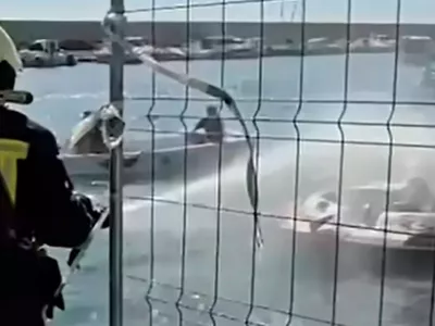 Gasilci so poskušali pogasiti požar na čolnu.