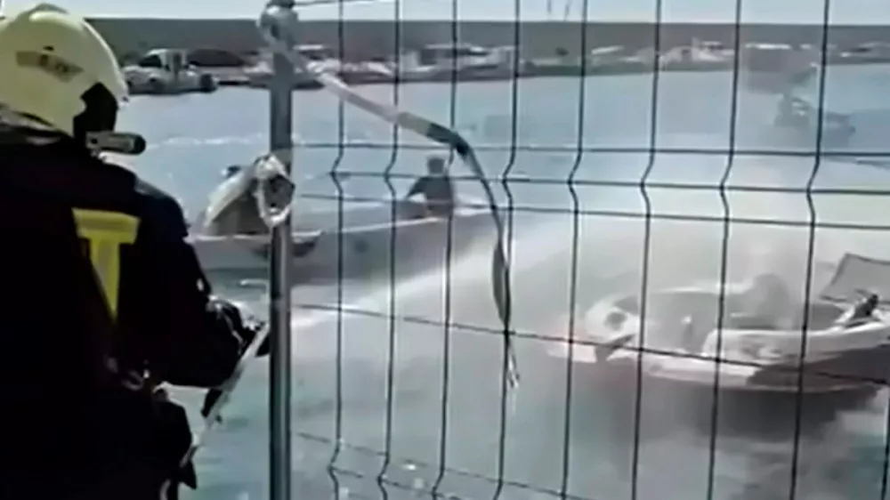 Gasilci so poskušali pogasiti požar na čolnu.