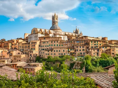 Blick auf die Altstadt von Siena in der Toskana im Sommer, in der Mitte ist der berühmte Dom zu sehen