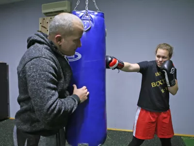 ﻿- 20.11.2017 - boksarski trener Rudi Pavlin in najboljša slovenska boksarka Ema Kozin, ki si je po naslovu svetovne prvakinje srednje kategorije po verziji WBU priborila še naslova po verzijah WBC in WBF. //FOTO: Tomaž Skale