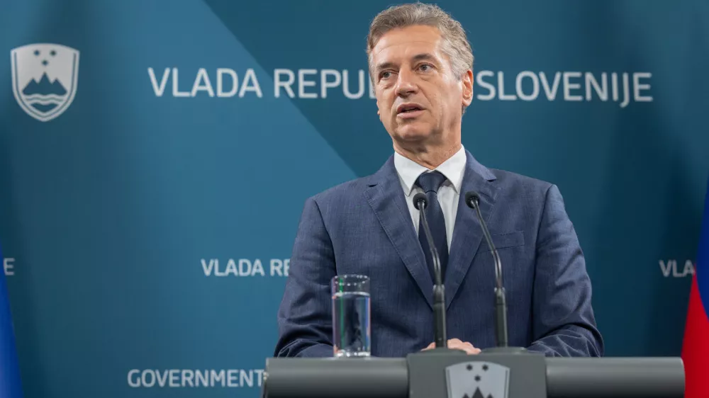Ljubljana, vlada.Novinarska konferenca ob tretji obletnici dela aktualne vlade, na kateri so sodelovali predsednik vlade Robert Golob, ministrica za kulturo Asta Vrecko in minister za gospodarstvo, turizem in sport Matjaz Han.