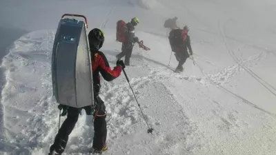 Bohinjski gorski reševalci na pomoč zasutim v plazu. 