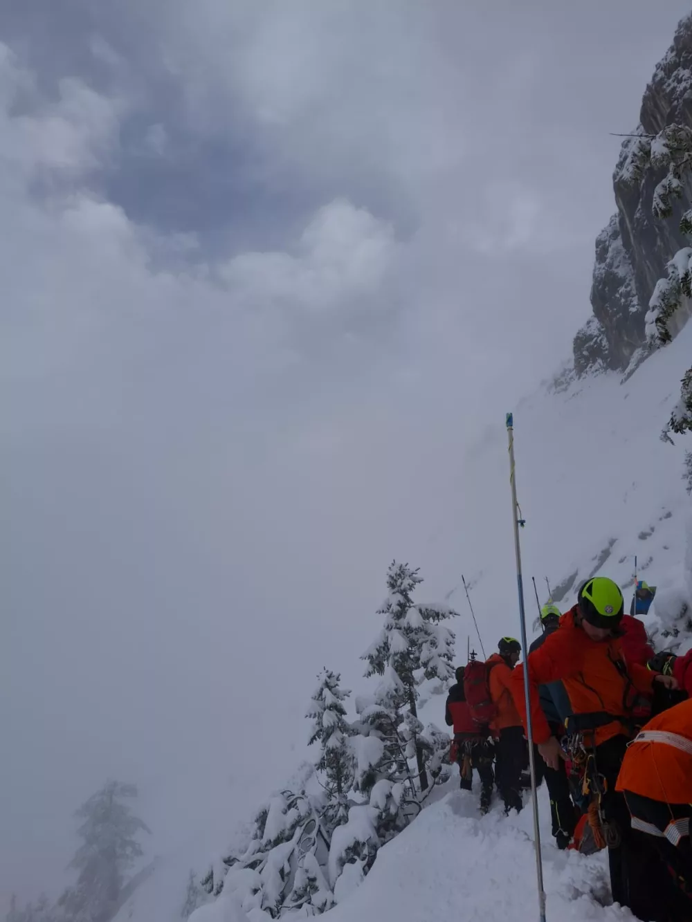 Julijske Alpe, Tosc.Resevalna akcija pod Toscem, kjer je plaz zasul tri hrvaske drzavljane.Foto: Gorska resevalna zveza Slovenije