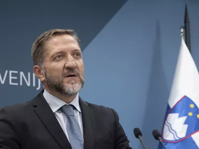 Ljubljana, vlada.Izjava po neformalnem brifingu o Nato deklaraciji.Minister za finance Klemen Bostjancic.