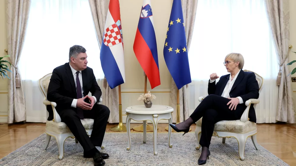 Ljubljana, predsedniska palaca.Uradni obisk hrvaskega predsednika Zorana Milanovica v Sloveniji.Pogovor na stiri oci med predsednico republike Nataso Pirc Musar in hrvaskim predsednikom Milanovicem.