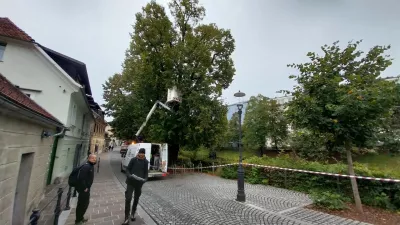 Umetnik Urban Modic je že začel z novoletnim okraševanjem Ljubljane. Foto: Vesna Levičnik