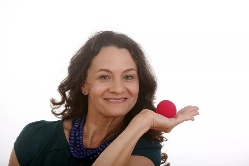 Rdeči noski razveseljujejo tudi v domovih upokojencev