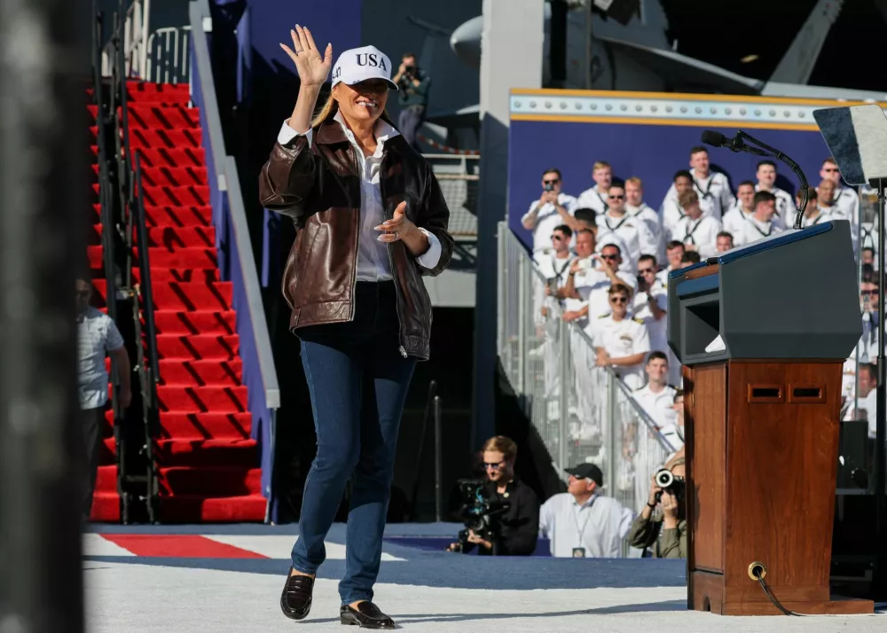 First lady Melania Trump waves during a Navy 250 Celebration in Norfolk, Virginia, U.S. October 5, 2025. REUTERS/Jonathan Ernst / Foto: Jonathan Ernst