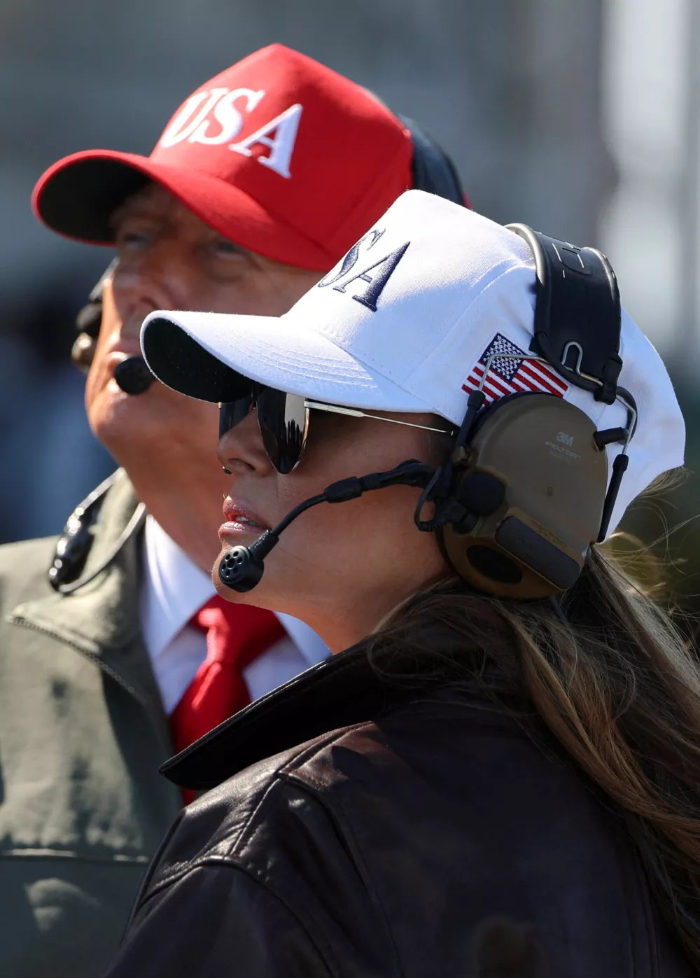 U.S. President Donald Trump and first lady Melania Trump watch a naval sea power demonstration on the deck of the aircraft carrier USS George H.W. Bush off the coast of Norfolk, Virginia, U.S. October 5, 2025. REUTERS/Jonathan Ernst / Foto: Jonathan Ernst