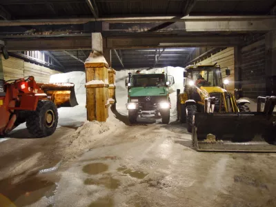 skladišče soli za posipanje cest - vozni park KPL- zimska služba KPL - Komunalno podjetjje Ljubljana - pluženje - sneg - zima 2013//FOTO: Tomaž Skale
