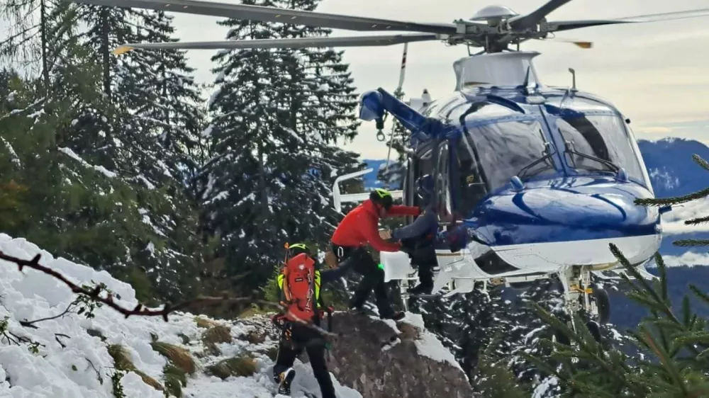 Snežni plaz je pod seboj pokopal in s seboj odnesel tri hrvaške planince. 