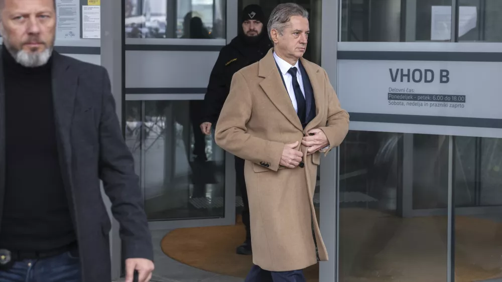 - 04.12.2024 - predsednik vlade Robert Golob je bil vabljen na zaslišanje na KPK - v sklopu preiskave o domnevnih političnih pritiskih na delo policije zaslišala predsednika vlade Roberta Goloba in več prič. Med njimi so tudi nekdanja notranja ministrica Tatjana Bobnar, bivši vršilec dolžnosti generalnega direktorja policije Boštjan Lindav, aktualna državna sekretarka na notranjem ministrstvu Tina Heferle in bivši državni sekretar na tem ministrstvu Branko Lobnikar//FOTO: Jaka Gasar