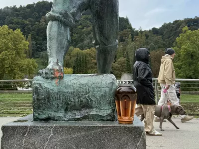 Policisti po lokalih iskali najstnika, ki naj bi ubil 82-letnika