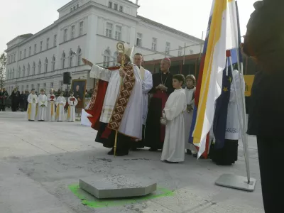 ljubljanski nadškof metropolit msgr. dr. Anton Stres- Osnovna šola Alojzija Šuštarja - blagoslovitev temeljnega kamna za novo zasebno katoliško osnovno šolo Alojzija Šuštarja in prostore nove kuhinje ob prazniku zavetnika Zavoda sv. Stanislava; //FOTO: Bojan Velikonja