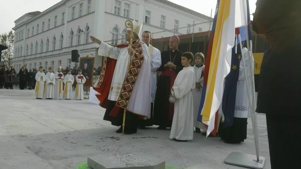 ljubljanski nadškof metropolit msgr. dr. Anton Stres- Osnovna šola Alojzija Šuštarja - blagoslovitev temeljnega kamna za novo zasebno katoliško osnovno šolo Alojzija Šuštarja in prostore nove kuhinje ob prazniku zavetnika Zavoda sv. Stanislava; //FOTO: Bojan Velikonja