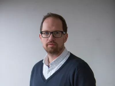 ﻿.Tomaž Klipšteter, komentator - dopisna    - Dnevnik 2016 - portreti za komentarje in kolumne - komentatorji - novinarji - novinar -  //FOTO: Maja Marko