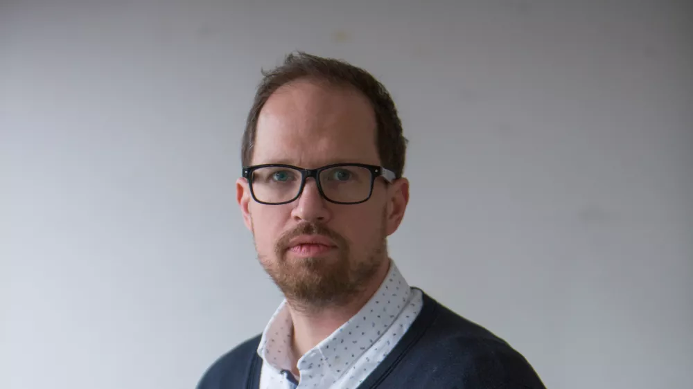 ﻿.Tomaž Klipšteter, komentator - dopisna    - Dnevnik 2016 - portreti za komentarje in kolumne - komentatorji - novinarji - novinar -  //FOTO: Maja Marko