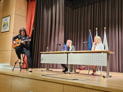 Urška Klakočar se je kot pisateljica predstavila v Pesnici, pogovor je vodil Tone Partljič, ob prebiranju pa je v ozadju brenkal njen izbranec Bor Zuljan. 