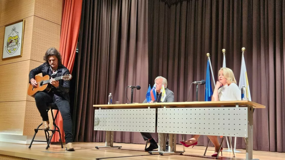 Urška Klakočar se je kot pisateljica predstavila v Pesnici, pogovor je vodil Tone Partljič, ob prebiranju pa je v ozadju brenkal njen izbranec Bor Zuljan. 