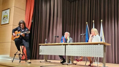 Urška Klakočar se je kot pisateljica predstavila v Pesnici, pogovor je vodil Tone Partljič, ob prebiranju pa je v ozadju brenkal njen izbranec Bor Zuljan. 