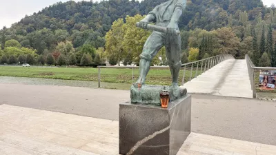 Celje, kip Splavarja ob Savinji.Pri kipu Splavarja v Celju je bil v soboto zvecer hudo poskodovan 82-letni moski.