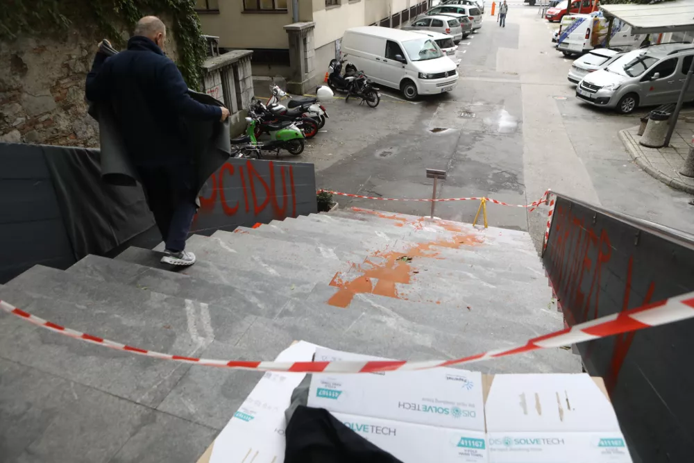 Neznanci z barvo nad fakulteto za strojništvo