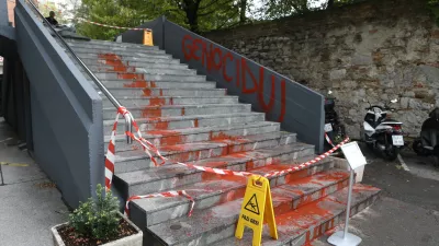 Neznanci z barvo nad fakulteto za strojništvo