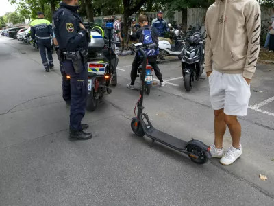 11.7.2025 - policija, nadzor prometa, lahka motorna vozila, skuter, moped, varnost v prometru, skiroFoto: Luka Cjuha