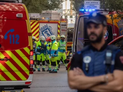 07 October 2025, Spain, Madrid: Health workers and emergency are deployed after the collapse of an under construction building in the Opera area. At least three workers were injured in the collapse of a building undergoing renovation in central Madrid, state broadcaster RTVE and other outlets reported on Tuesday, citing emergency services. Photo: Alejandro Martínez Vélez/EUROPA PRESS/dpa