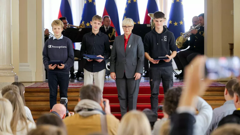 Predsednica republike Natasa Pirc Musar je podelila priznanje - zahvalo za enkratne dosezke Aleksu Kelblju, Marku Kralju in Natanu Hovniku. Podelitev so spremljali dijaki Solskega centra Nova Gorica in dijaki Srednje gozdarske, lesarske in zdravstvene sole Postojna. Foto: Daniel Novakovic/STA