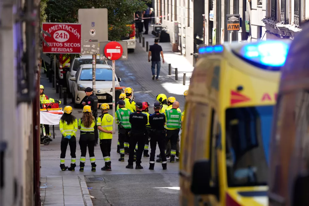 Emergency personnel respond to the scene of a building collapse in Madrid, Spain, on Tuesday, Oct. 7, 2025. (AP Photo/Manu Fernandez)