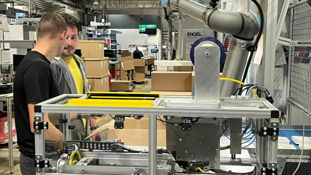 Z uvedbo kolaborativnega robota v proizvodnji, ki deluje v popolni sinergiji z zaposlenimi in izboljšuje delovne pogoje z zmanjšanjem ponavljajočega se dela, so odpravili potrebo po ročnem prestavljanju več kot 3 tisoč kosov na izmeno. F Skaza