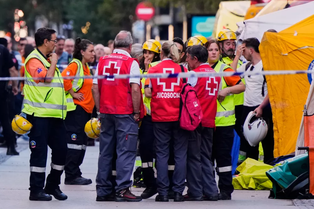 Emergency personnel work on the scene of a building collapse in Madrid, Spain, on Tuesday, Oct. 7, 2025. (AP Photo/Manu Fernandez)