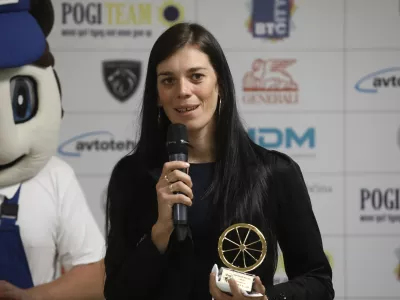 ﻿prejemnica priznanja Zlato Rogovo kolo 2021 Eugenia Bujak - 04.11.2021 - Zlato Rogovo kolo 2021 - prireditev s podelitvijo priznanj najboljšemu slovenskemu kolesarju in kolesarki //FOTO: Luka Cjuha.