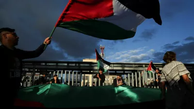 People take part in a pro-Palestinian protest after Israeli forces intercepted the vessels of the Global Sumud Flotilla aiming to reach Gaza and break Israel's naval blockade, on the day of the two-year anniversary of the deadly October 7, 2023 attack on Israel by Hamas from Gaza, in Bogota, Colombia October 7, 2025. REUTERS/Luisa Gonzalez   TPX IMAGES OF THE DAY / Foto: Luisa Gonzalez