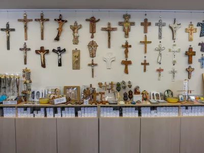 ﻿- simbolična fotografija - religija, vera, cerkev, krščanstvo, verniki   - 16.08.2016 - Brezje - Praznik Marijinega vnebozetja - sveta maša pred baziliko in narodnim svetiščem Marije Pomagaj  //FOTO: Bojan Velikonja