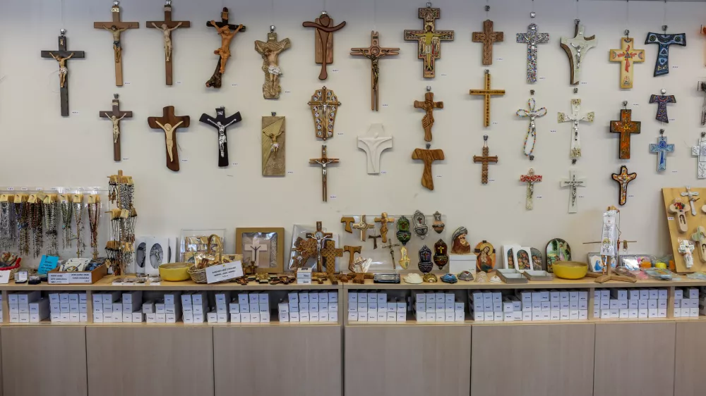 ﻿- simbolična fotografija - religija, vera, cerkev, krščanstvo, verniki   - 16.08.2016 - Brezje - Praznik Marijinega vnebozetja - sveta maša pred baziliko in narodnim svetiščem Marije Pomagaj  //FOTO: Bojan Velikonja