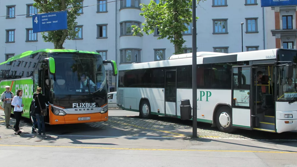﻿avtobus družbe FlixBus, ki aktivno stopa na slovenski in hrvaški trg avtobusnih prevozov