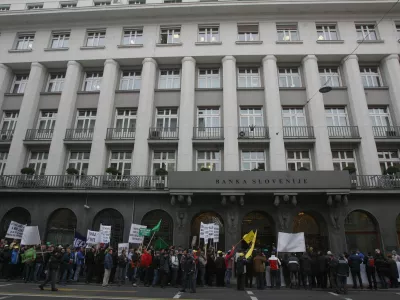 - protestni shod zaposlenih iz družb Cinkarne Celje, Heliosa Domžal in Steklarne Rogaška ter članov organov Sindikata kemijske, nekovinske in gumarske industrije Slovenije pred Banka Slovenije, stavba //FOTO: Luka Cjuha