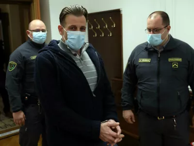 ﻿Jani Potokar - 07.03.2022 – sojenje Stanetu Kopaču in Janiju Potokarju zaradi utaje trošarin v letih 2004 in 2005, - prek podjetja Potokar&Co. sta bila uradna uvoznika nafte, pri tem pa naj bi utajevala trošarinske dajatve in oškodovala državo za 2,5 milijona evrov. //FOTO: Tomaž Skale