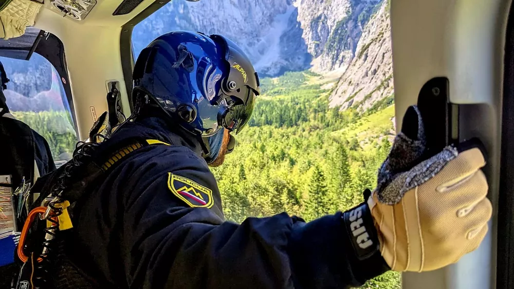 Reševalni helikopter, policijski helikopter, nesreča v gorah, gorska nesreča, gore, GRZS, reševanjeFoto: PU Kranj