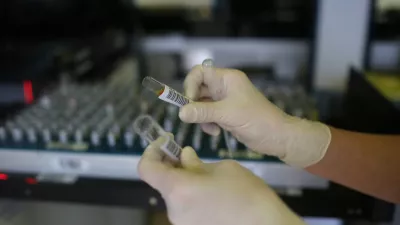 ﻿- simbolična fotografija - zdravstvo ﻿- sprejem biološkega materiala - epruvete - 24-urni laboratorij KIKKB - Inštitut za klinično kemijo in biokemijo- 02.10.2014 - UKC - Univerzitetni klinični center v Ljubljani - dan odprtih vrat laboratorijev klinične kemije in laboratorijske medicine, laboratorij //FOTO: Jaka Gasar