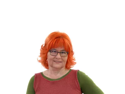 Mojca MarotZA ONLINE - Redakcija Dnevnik 2024 - portreti za komentarje in kolumne - kolumnisti - komentatorji – novinarji - portret //FOTO: Luka Cjuha