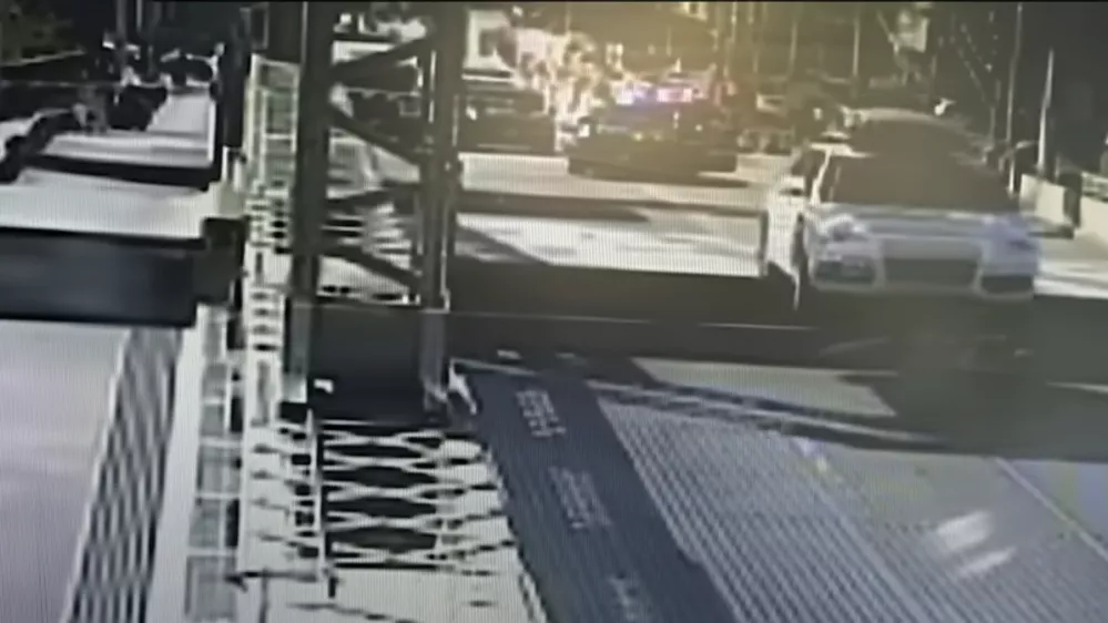 Posnetek trenutka, ko je preskočil vrzel. / Foto: Seattleska Policija