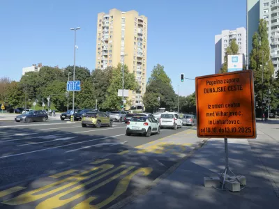 8.10.2025 - Dunajska cesta - zapora ceste NATO - inormativni prometni znak zapora cesteFoto: Luka Cjuha