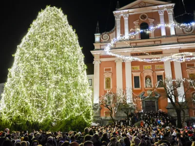 - 01.12.2023 – Veseli December v Ljubljani 2023 - prižig prazničnih luči v središču prestolnice - svetlobna okrasitev mesta - začetek prazničnega decembrskega sejma na ljubljanskih ulicah - novoletno okrašena Ljubljana - //FOTO: Nik Erik Neubauer