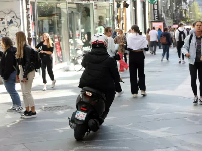 Čopova ulica - pešci - motorno kolo - motor - skuter - kolo s pomožnim motorjem - 05.10.2022 - prepoved vožnje za vsa motorna kolesa - peš cona v središču Ljubljane //FOTO: Tomaž Skale 